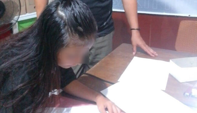 Salah satu anjal saat menandatangi surat pernyataan di kantor Satpol PP Sumedang