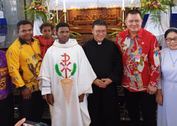 Pj Bupati Maybrat, Dr. Brenhard E. Rondonuwu S.Sos. M.Si menghadiri pentabisan imam Diakon Bonivasius Korain, Pr., oleh Mgr. Harian Datus Lega, Pr (Uskup Keuskupan Manokwari-Sorong), di Gereja Paroki St. Yosep-Ayawasi, Rabu (13/12/2023).