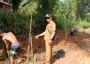 Program unggulan Bupati Bengkalis, Kasmarni berupa Dana Bermasa dimanfaatkan Desa Harapan Baru, Kecamatan Mandau, Kabupaten Bengkalis untuk pembangunan drainase. (foto: Istimewa)