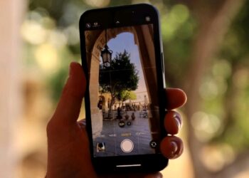 6 Aksesoris iPhone yang Buat HP Makin Kerenhttps://www.pexels.com/photo/device-17714856/
