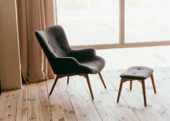 https://www.pexels.com/photo/wood-stool-inside-wooden-2082090/