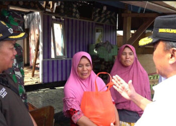 Pj. Bupati Sumedang saat meninjau korban rumah terbakar akibat sambaran petir di Dusun Cirengganis Desa Haurngombong Kecamatan Pamulihan, Rabu (6/12/2023).