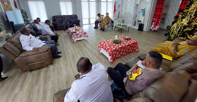 Penjabat (Pj) Bupati Maybrat, Bernhard E. Rondonuwu melakukan pertemuan dengan Komisi Pemilihan Umum (KPU) Maybrat, Forkopimda dan unsur TNI/Polri, di di ruang kerja Pj. Bupati Maybrat, Senin (8/1/2024).
