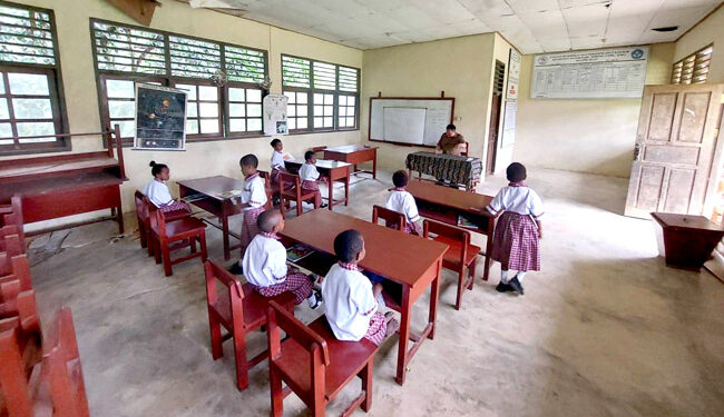 Pj. Bupati Maybrat, Bernhard E. Rondonuwu melakukan inspeksi mendadak (sidak) di SD YPPK MAAN