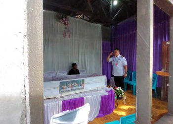 Pj. Bupati Maybrat melayat ke rumah duka Kepala Puskesmas Ayamaru Utara, Wlehemus Arne yang merupakan orang tua Kepala Puskesmas Ayamaru Utara