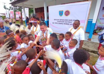 Pj. Bupati Maybrat, Bernhard E. Rondonuwu Bersama Rektor Universitas Papua meluncurkan model Sekolah Sepanjang Hari (SSH) di SD YPPK Santo Petrus Ayawasi
