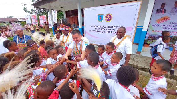 Pj. Bupati Maybrat, Bernhard E. Rondonuwu Bersama Rektor Universitas Papua meluncurkan model Sekolah Sepanjang Hari (SSH) di SD YPPK Santo Petrus Ayawasi