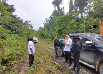 Pj. Bupati Maybrat, Bernhard E. Rondonuwu meninjau lokasi pembongkaran pekerjaan jalan Aimasa-Aisa Distrik Aifat Timur, Rabu (24/1/2024).