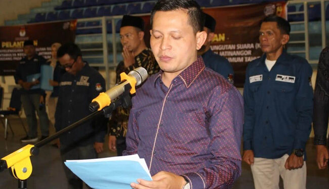 Ketua KPU Kabupaten Sumedang, Ogi Ahmad Fauzi pada pelantikan 25.599 anggota Kelompok Penyelenggara Pemungutan Suara (KPPS)