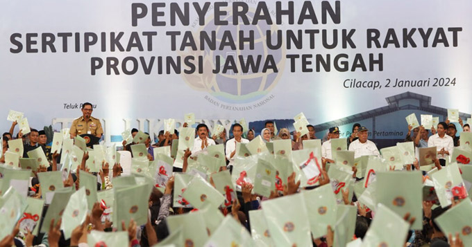 Presiden Republik Indonesia, Joko Widodo (Jokowi) menyerahkan 2.000 sertipikat tanah untuk masyarakat, di GOR Premium Pertamina, Kelurahan Gunung Simping Kecamatan Cilacap Tengah. (Foto: Humas Pemkab Cilacap/Istimewa)