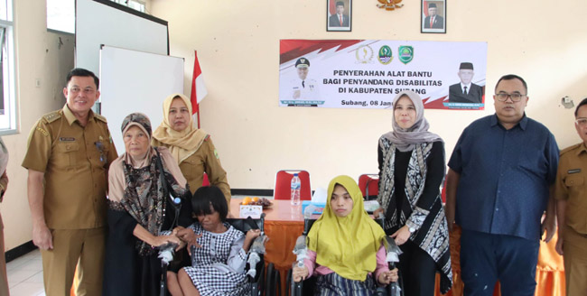Wakil Ketua DPRD Provinsi Jawa Barat, Ineu Purwadewi Sundari menghadiri penyerahan alat bantu disabilitas, di Kantor Dinas Sosial Kabupaten Subang, (Foto: Humas DPRD Jabar/Istimewa)