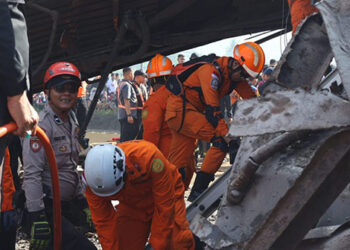 Tim Rescue Basarnas Bandung tengah melakukan evakuasi terhadap korban kecelakaan tabrakan kereta api di Cicalengka Bandung