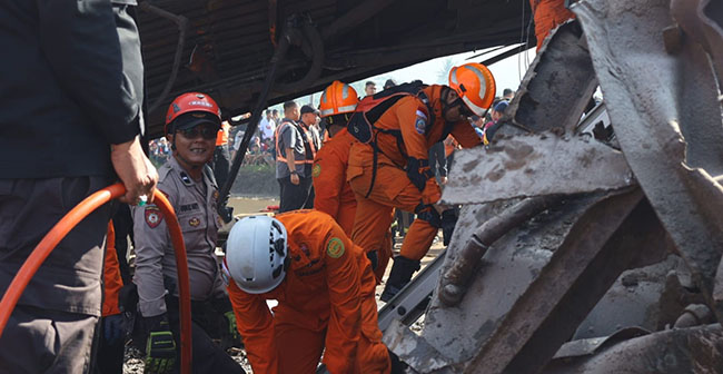 Tim Rescue Basarnas Bandung tengah melakukan evakuasi terhadap korban kecelakaan tabrakan kereta api di Cicalengka Bandung