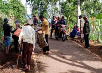 Ketua RW 02, Desa Pasirbiru, Kecamatan Rancakalong, Ahmad Sofyan atau karib disapa Iyan mengajak seluruh warganya melakukan kerja bakti bersih-bersih lingkungan, Minggu (14/1/2024).