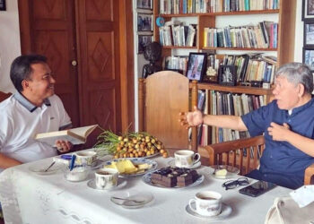Prof Dr. Ir. Agus Pakpahan, MS saat berbincang dengan Herman Suryatman, Pj. Bupati Sumedang
