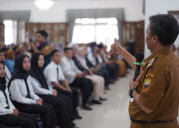 Pj. Bupati Sumedang, Herman Suryatman saat membuka Pelatihan Persiapan Pemagangan ke Jepang di Gedung Negara, Senin (22/1/2024).
