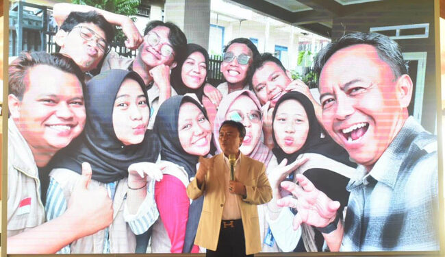 Penjabat (Pj) Bupati Sumedang, Herman Suryatman melepas sebanyak 260 orang mahasiswa KKN Tematik Gotong Royong Membangun Desa (GRMD) di Pendopo PPS, Rabu (24/01/2024).