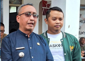Camat Cileunyi Cucu Endang (kiri)