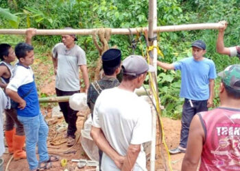 Evakuasi ayah dan anak yang menjadi korban meninggal dunia saat membersihkan sumur