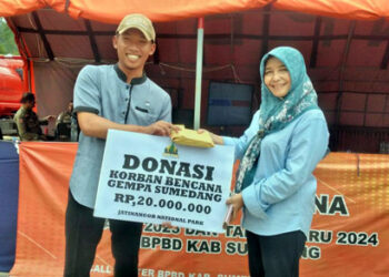 Managemen Jatinangor National Park (Janspark) menyerahkan bantuan uang tunai Rp 20 juta untuk korban gempa.