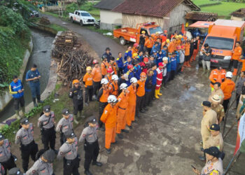 Tim Rescue Basarnas Bandung tiba di lokasi kejadian longsor Desa Cipondok, Kasomalang, Subang, Jawa Barat, Senin, 8 Januari 2024
