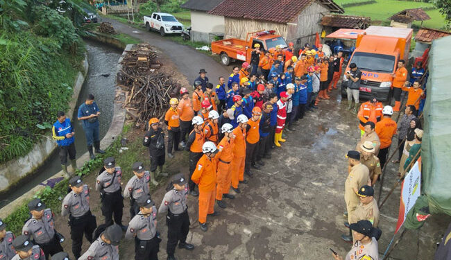 Tim Rescue Basarnas Bandung tiba di lokasi kejadian longsor Desa Cipondok, Kasomalang, Subang, Jawa Barat, Senin, 8 Januari 2024