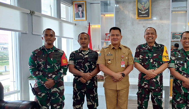 Pj. Bupati Maybrat, Bernhard E. Rondonuwu menyambut hangat kedatangan Kolonel Infantri Abdul Rahman Said di Kantor Pemerintah Daerah Kabupaten Maybrat