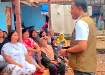 Anggota DPRD Kabupaten Sumedang dari Fraksi Partai Golkar, Asep Kurnia saatn menyambangi warga korban bencana