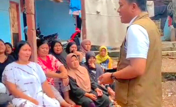 Anggota DPRD Kabupaten Sumedang dari Fraksi Partai Golkar, Asep Kurnia saatn menyambangi warga korban bencana