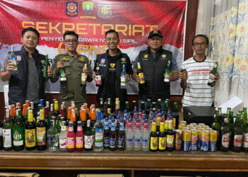 Petugas Satpol PP Kabupaten Sumedang menunjukan barang bukti miras hasil sitaan dari beberapa kios
