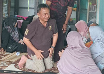 Pj. Bupati Sumedang, Herman Suryatman menemui keluarga almarhum Budi Rahayu (30), anggota Kelompok Penyelenggara Pemungutan Suara (KPPS) Desa Padasuka yang meninggal dunia