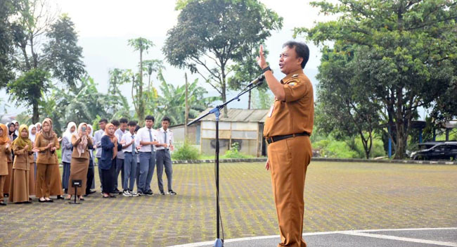 Pj. Bupati Sumedang Herman Suryatman saat memimpin apel pagi di lapangan upacara Kawasan Pusat Pemerintahan, Senin (5/2/2024).