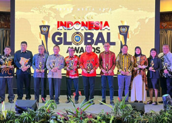 Penjabat (Pj) Bupati Maybrat, Bernhard E. Rondonuwu menerima penghargaan prestisius 'The Best Figure' dalam ajang Indonesia Global Award 2024