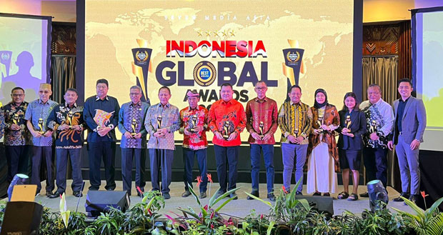 Penjabat (Pj) Bupati Maybrat, Bernhard E. Rondonuwu menerima penghargaan prestisius 'The Best Figure' dalam ajang Indonesia Global Award 2024