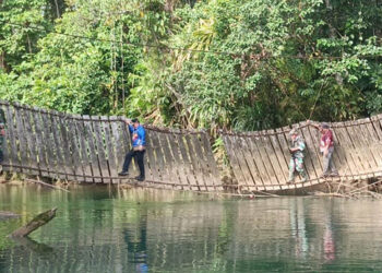 Pj. Bupati Maybrat menyebrangi jembatan gantung yang rusak demi menginjakan kaki di Kampung Aisa Raya