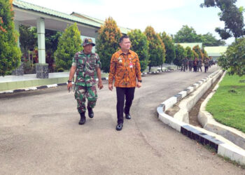 Pj. Bupati Maybrat, Provinsi Papua Barat Daya, Dr. Bernhard E. Rondonuwu, S. Sos., M.Si., melakukan kunjungan resmi ke Batalyon Infanteri 133/Yudha Sakti di Padang, Provinsi Sumatera Barat