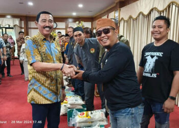 Rektor IPDN, Prof. Dr. Drs. H. Hadi Prabowo., M.M, menyerahkan bingkisan kepada salah satu wartawan Pokja IPDN. (Foto: Istimewa)