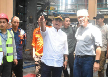 Penjabat (Pj) Bupati Sumedang, Herman Suryatman meninjau lokasi pascakebakaran di salah satu bangunan PT. Kahatex Kecamatan Cimanggung, Sumedang, Jumat, (1/3/2024).