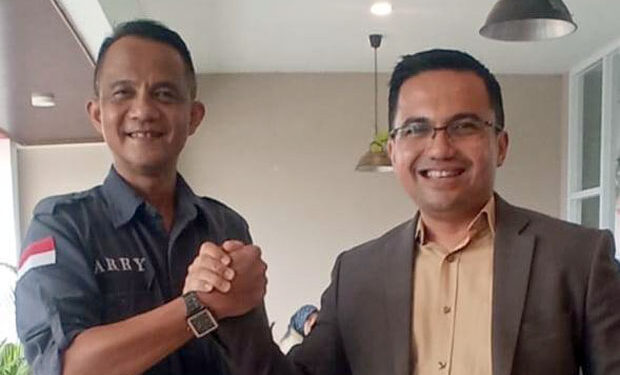 R. Arry Febriana (kiri)