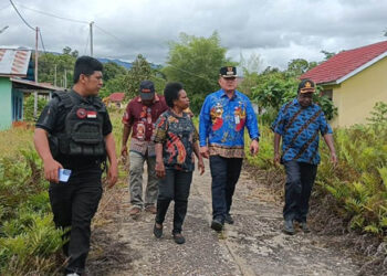 Pj. Bupati Maybrat Bernhard E. Rondonuwu saat pertama kali menginjakan kaki di Kampung Aisa Raya, sebuah daerah yang telah lama terisolasi akibat inseden