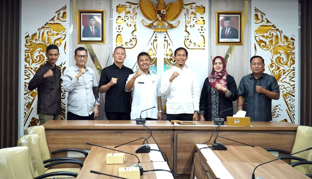 Kepala Bagian (Kabag) Fasilitasi, Penganggaran dan Pengawasan Iman Tohidin saat menerima kunjungan kerja Komisi I DPRD Provinsi Sumatera Selatan. (Foto: Istimewa)
