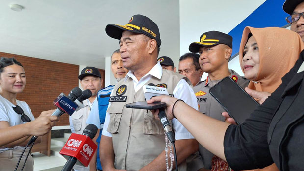 Plh Bupati Sumedang, Tuti Ruswati mendampingi Menteri Koordinator Bidang Pembangunan Manusia dan Kebudayaan (Menko PMK) Muhadjir Effendy meninjau kesiapan Jalan Tol Cisumdawu menjelang mudik Lebaran, Kamis, (5/42/24).