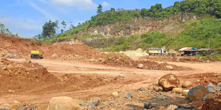 Aktivitas Galian C diduga ilegal di di Blok Pasirsaga, Kampung Cibunut RT 12 RW 06, Desa Ligamukti Kecamatan Klapanunggal, Bogor. (Foto: Dokumentasi GMPK/Istimewa)