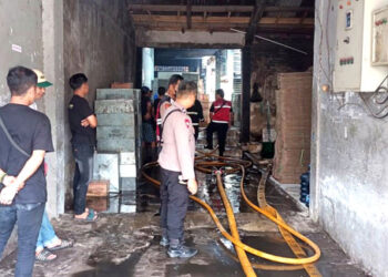 Sebuah pabrik roti di Jalan Cibiru-Cileunyi, Desa Cileunyi Kulon, Kecamatan Cileunyi, dilalap Si Jago Merah