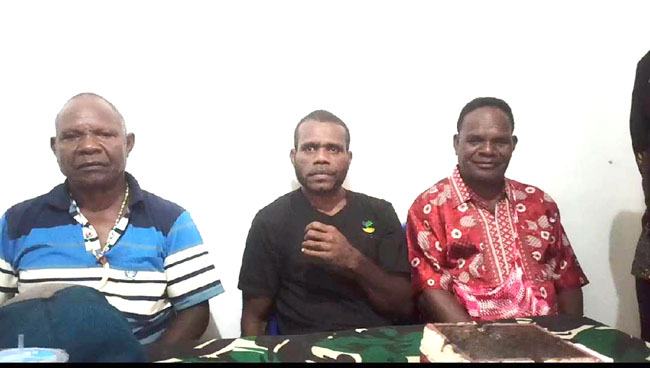 Jefri Sufi (tengah), Falen Sedik atas nama orangtua (kiri) dan Tokoh Intelektual Aifat Timur Manfred Mate (kanan)