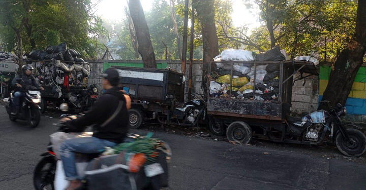 Tumpukan sampah di TPS Sementara, Jalan Pangaritan, Kelurahan Cipadung Kulon, Kecamatan Panyileukan, Kota Bandung.