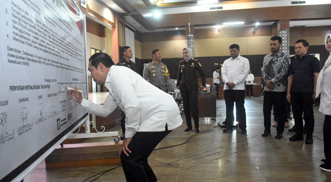 Deklarasi Netralitas ASN, TNI dan Polri pada Pilkada Serentak 2024 digelar Forkopimda, Komisi Pemilihan Umum (KPU) dan Badan Pengawas Pemilu (Bawaslu) Kabupaten Sumedang di Aula Tampomas PPS, Rabu (26/6).