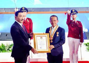 Rektor IPDN, Prof. Dr. Drs. H. Hadi Prabowo., M.M memberikan penghargaan kepada Menteri Investasi sekaligus Kepala Badan Koordinasi Penanaman Modal (BKPM), Bahlil Lahadalia, S.E., M.Si. (foto: Humas IPDN/Istimewa)