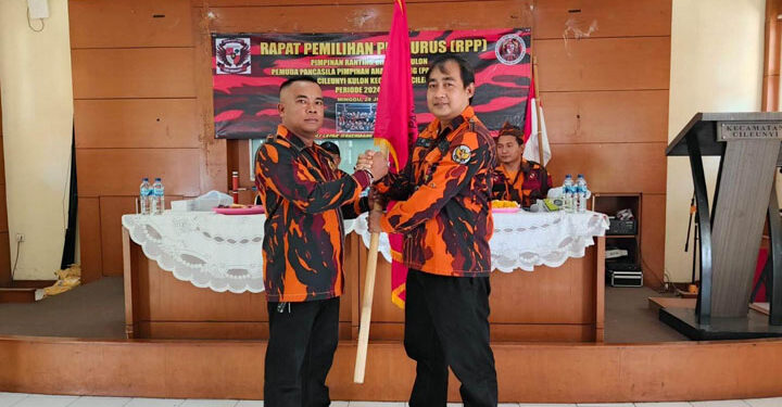 Abah Maman Abadi (kiri) kembali terpilih sebagai Ketua Pemuda Pancasila Desa Cileunyi Kulon