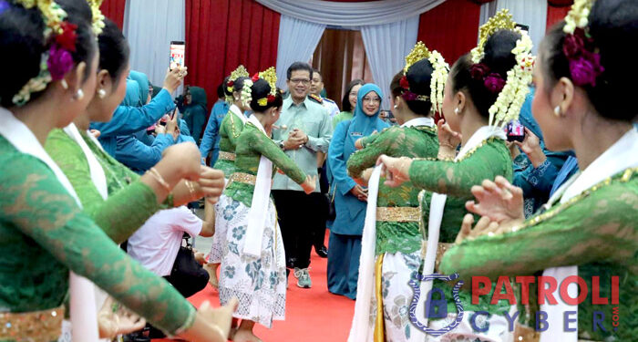 Bupati Bandung menghadiri puncak peringatan Hari Kesatuan Gerak (HKG) PKK, di Gedung Moch Toha Soreang, Selasa. (Foto: istimewa)